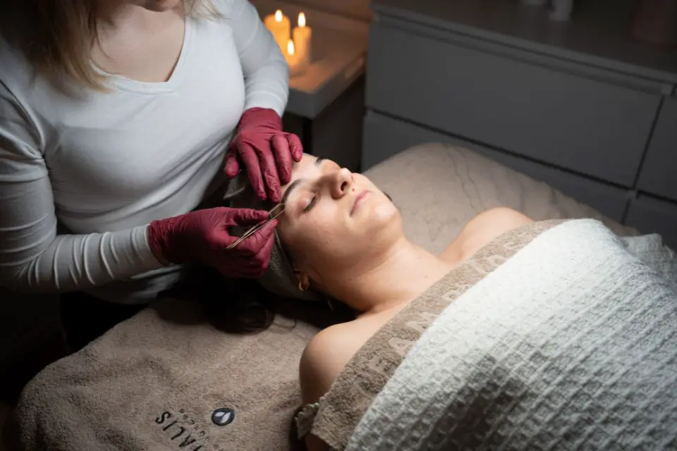 Professionelle Behandlung von Augenbrauen und Wimpern im Kosmetikstudio in München für gepflegte und ausdrucksstarke Augen