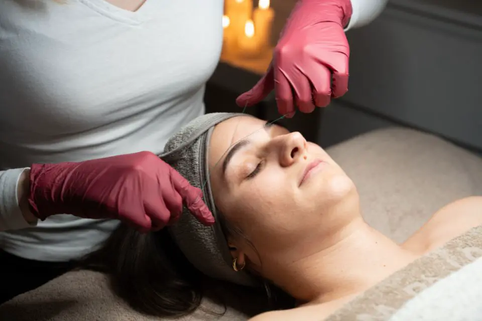 Augenbrauenbehandlung mit Fadentechnik im Kosmetikstudio in München für präzise Form und saubere Konturen