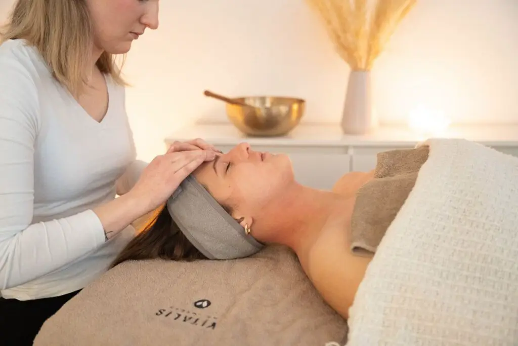 Entspannende Gesichtsbehandlung im Naturkosmetikstudio in München mit individueller Hautpflege und ruhiger Atmosphäre