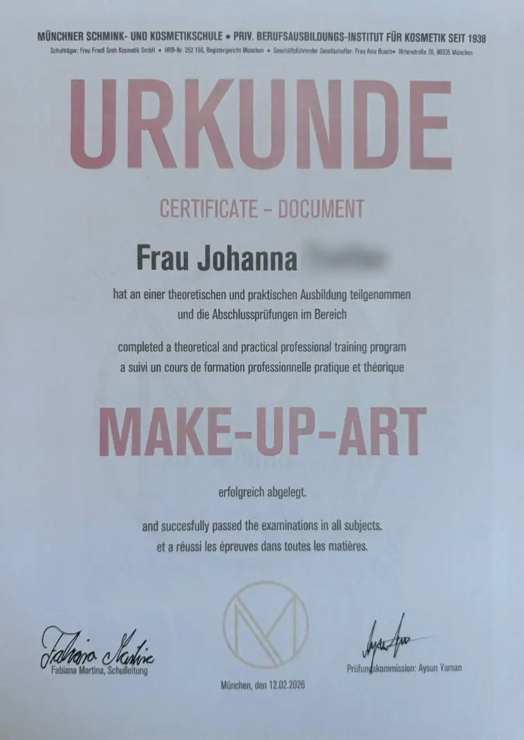 Urkunde für Johanna zur erfolgreich abgeschlossenen Ausbildung im Bereich Make-Up Art, ergänzt ihr Behandlungsspektrum bei Seelenwellness in München-Maxvorstadt