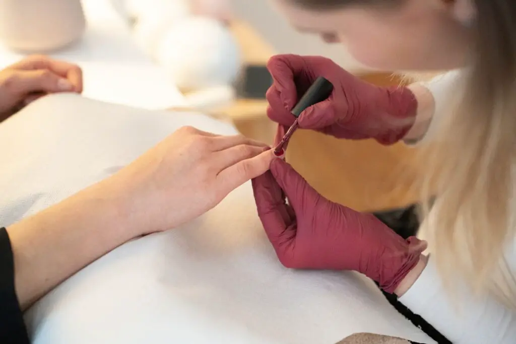 Professionelle Maniküre mit Nagellack im Kosmetikstudio in München Maxvorstadt für gepflegte und schöne Hände