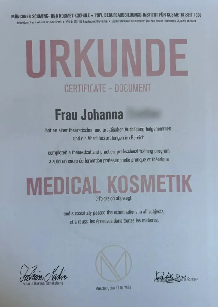 Urkunde von Johanna für die erfolgreich abgeschlossene Ausbildung im Bereich Medical Kosmetik, eingesetzt bei Seelenwellness in München-Maxvorstadt